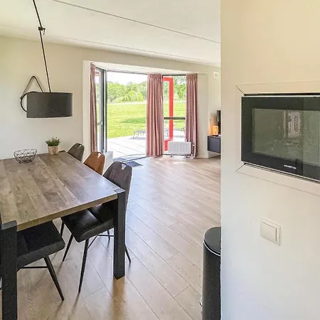 펜션 Stunning In With Kitchen Ewijk